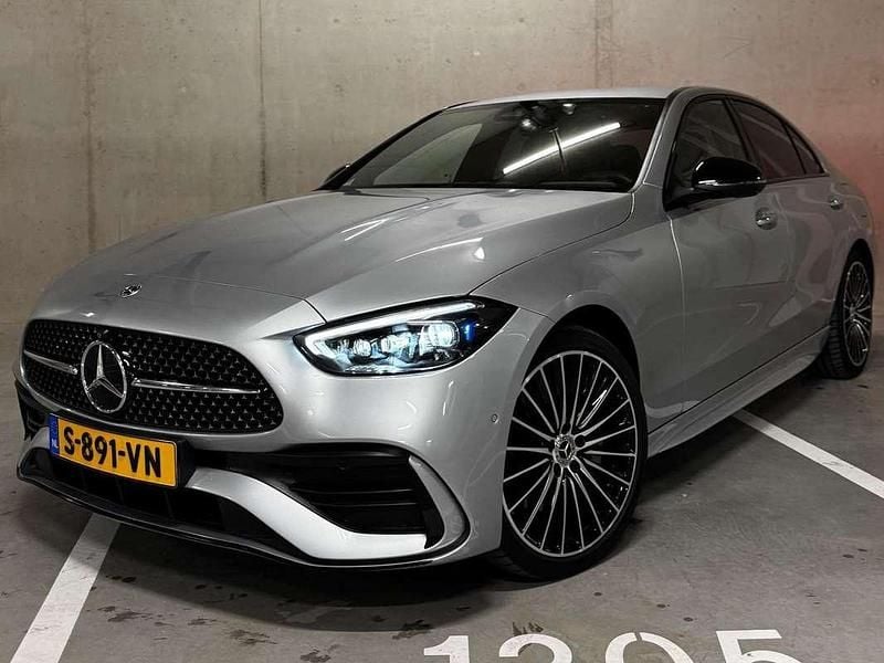 Grijs Gebruikt 2023 Mercedes C300e AMG line Sedan | € 45.999 (Goede deal) - Afbeelding 1/4