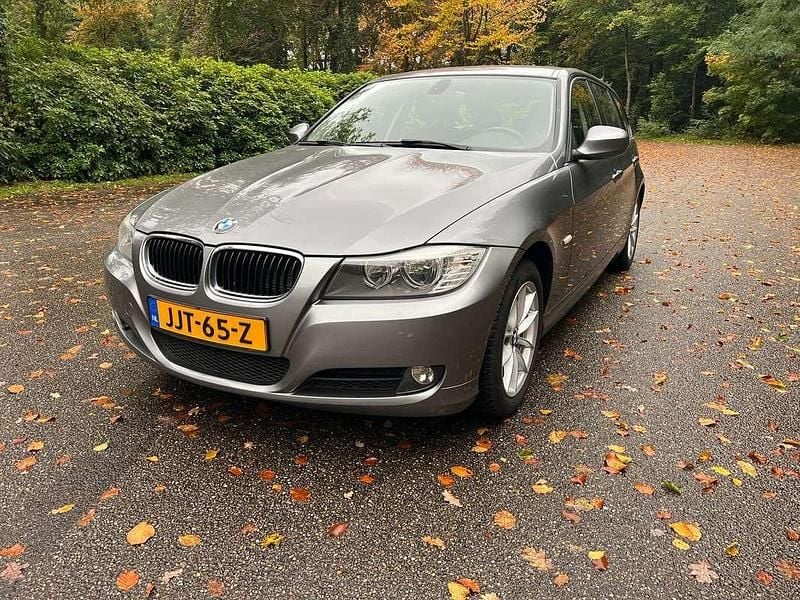 Grijs Gebruikt 2011 BMW 320 Stationwagen | € 7.777 (Eerlijke prijs) - Afbeelding 1/4