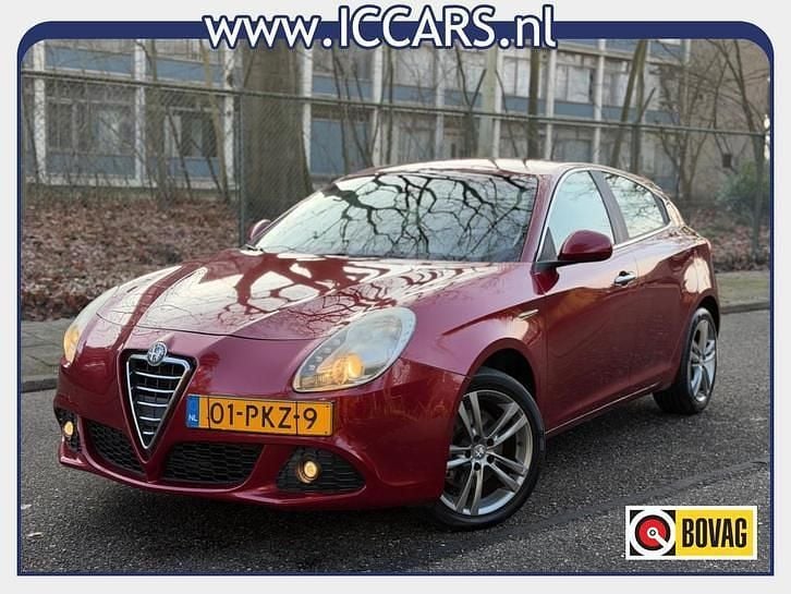 Rood (metallic) Occasion 2011 Alfa Romeo Giulietta Distinctive Hatchback | € 2.995 (Super prijs) - Afbeelding 1/3
