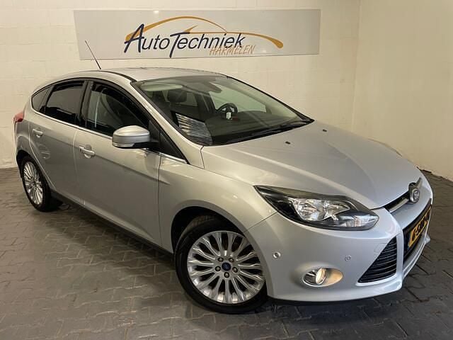 Grijs, metallic lak Gebruikt 2013 Ford Focus Titanium Hatchback | € 1.780 (Super prijs) - Afbeelding 1/4