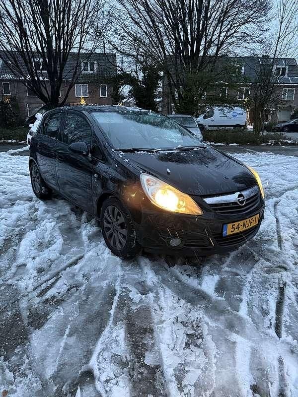 Zwart Occasion 2010 Opel Corsa Cosmo MPV | € 4.750 (Duur) - Afbeelding 1/4