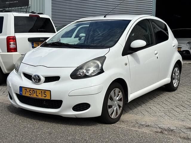 Wit Gebruikt 2011 Toyota Aygo Cool Hatchback | € 2.990 (Goede deal) - Afbeelding 1/4