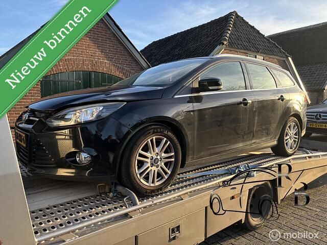 Zwart (metallic) Occasion 2012 Ford Focus Titanium Stationwagen | € 1.499 (Super prijs) - Afbeelding 1/4