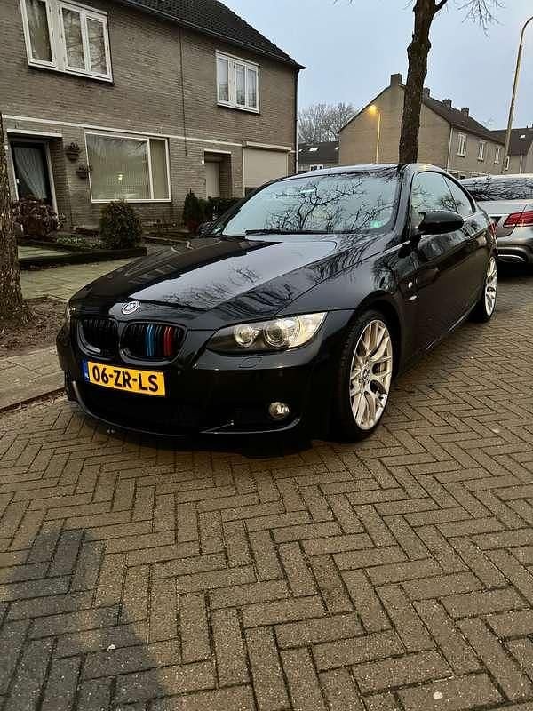 Zwart Gebruikt 2008 BMW 325 Executive Coupé | € 7.500 (Iets duurder) - Afbeelding 1/4