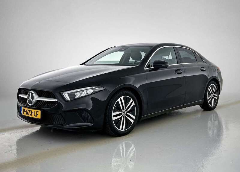 Zwart Gebruikt 2022 Mercedes A180 Business Sedan | € 22.995 (Goede deal) - Afbeelding 1/4