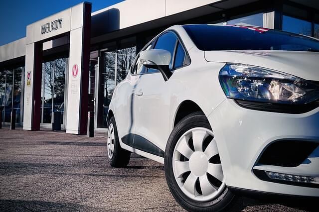 Wit (metallic) Gebruikt 2018 Renault Clio IV Zen Hatchback | € 8.985 (Iets duurder) - Afbeelding 1/2