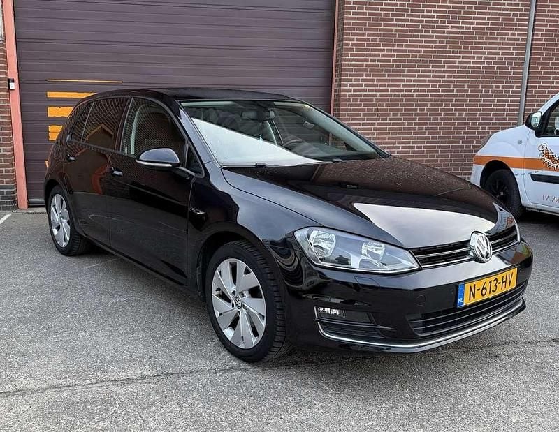 Zwart Occasion 2015 VW Golf VII LOUNGE Hatchback | € 9.500 (Eerlijke prijs) - Afbeelding 1/4