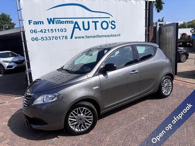Grijs Gebruikt 2013 Lancia Ypsilon Silver Hatchback | € 4.994 (Goede deal) - Afbeelding 1/4