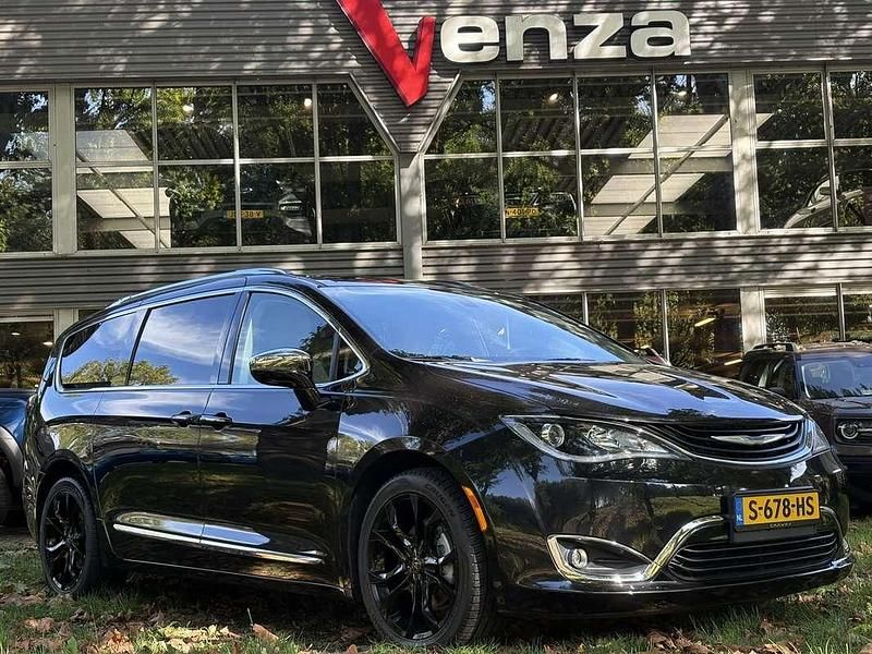 Zwart Gebruikt 2022 Chrysler Pacifica Touring SUV | € 59.999 - Afbeelding 1/4