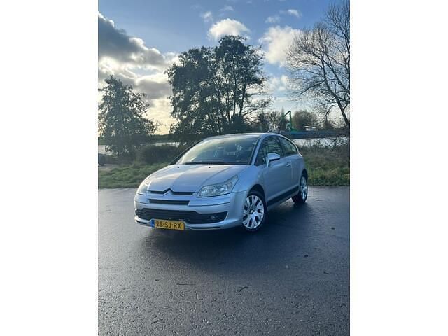 Grijs (metallic) Occasion 2006 Citroën C4 Coupé | € 1.599 (Eerlijke prijs) - Afbeelding 1/4