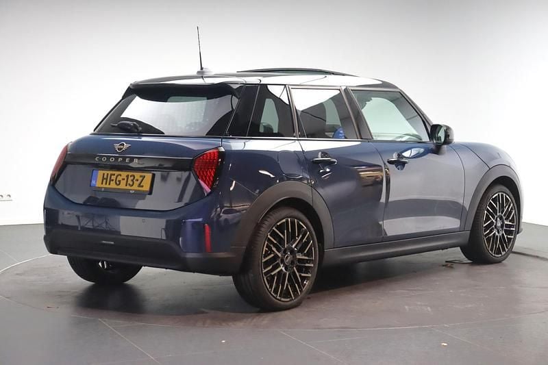 Occasion Mini Cooper Favoured 156 PK (114 kW) 2025 Blauw (metallic) Hatchback