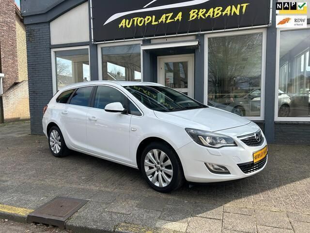 Wit Gebruikt 2012 Opel Astra Stationwagen | € 8.250 (Duur) - Afbeelding 1/4