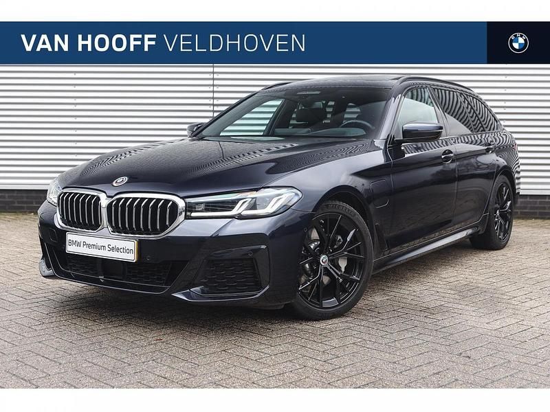 M carbonschwarz (donker zwart metallic) Occasion 2023 BMW 530e Comfort Edition Stationwagen | € 48.950 (Duur) - Afbeelding 1/4