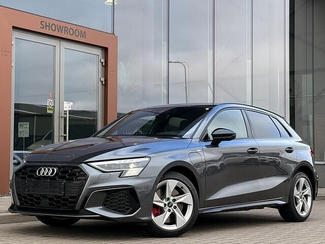 Grijs Gebruikt 2022 Audi A3 Sportback Competition Hatchback | € 31.900 (Eerlijke prijs) - Afbeelding 1/4
