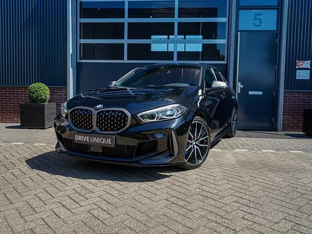 Zwart Gebruikt 2020 BMW M135 Executive Hatchback | € 36.700 (Goede deal) - Afbeelding 1/4