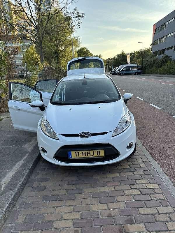 Wit Occasion 2008 Ford Fiesta Titanium Hatchback | € 2.100 (Eerlijke prijs) - Afbeelding 1/4