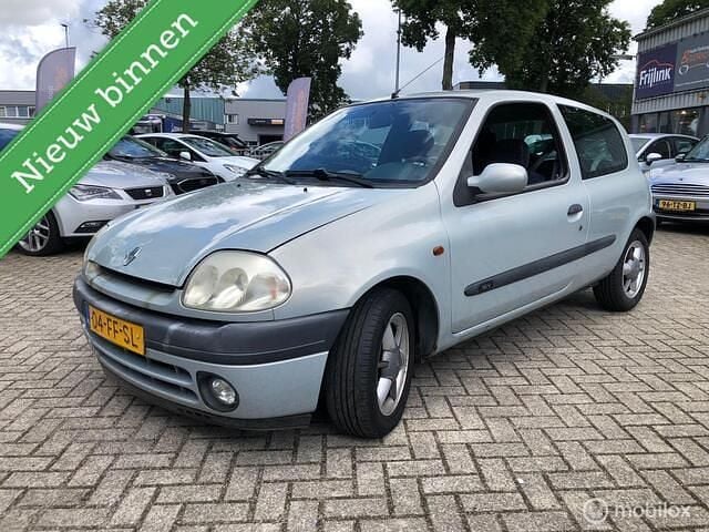 Grijs Gebruikt 2000 Renault Clio II Hatchback | € 690 (Goede deal) - Afbeelding 1/4