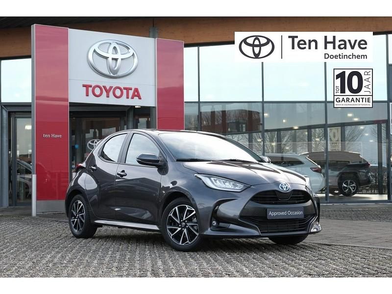 Grijs (metallic) Occasion 2022 Toyota Yaris Hybrid Hatchback | € 21.900 (Eerlijke prijs) - Afbeelding 1/4