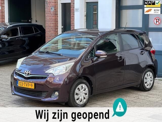 Paars Gebruikt 2012 Toyota Verso-S MPV | € 5.490 (Eerlijke prijs) - Afbeelding 1/4