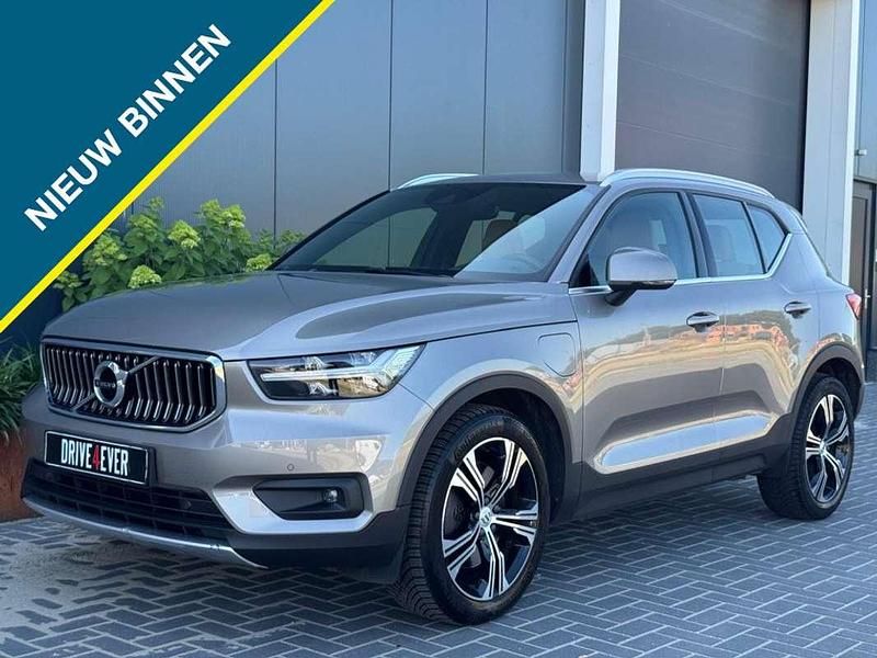 Grijs, metallic lak Gebruikt 2020 Volvo XC40 SUV | € 24.995 (Goede deal) - Afbeelding 1/4