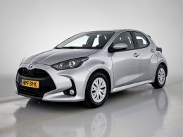 Grijs Gebruikt 2024 Toyota Yaris Active Hatchback | € 22.990 (Eerlijke prijs) - Afbeelding 1/3
