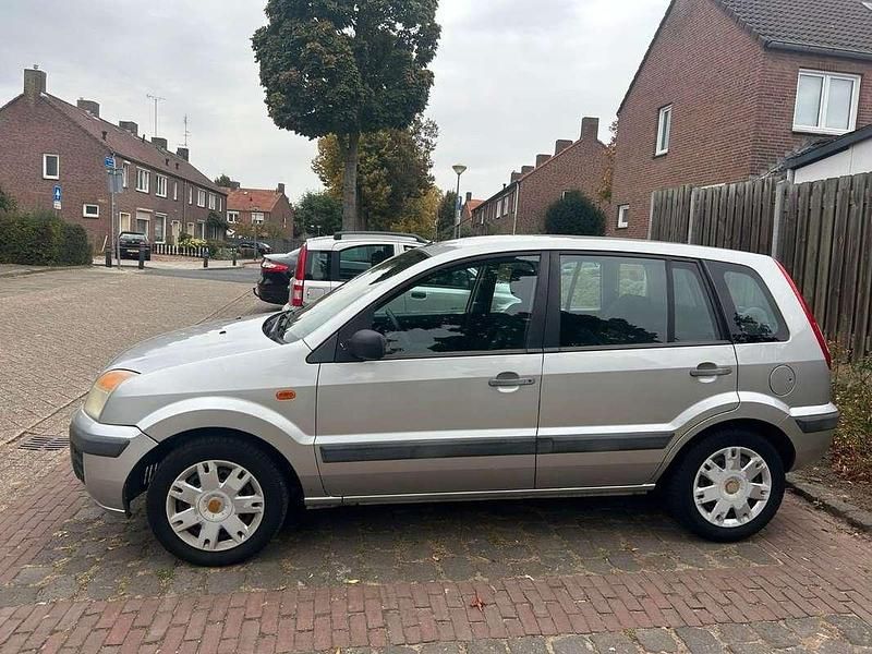 Grijs Gebruikt 2006 Ford Fusion MPV | € 1.500 (Goede deal) - Afbeelding 1/4