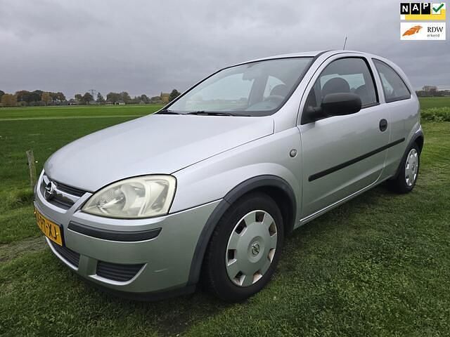 Grijs (metallic) Gebruikt 2004 Opel Corsa Hatchback | € 1.499 (Eerlijke prijs) - Afbeelding 1/4