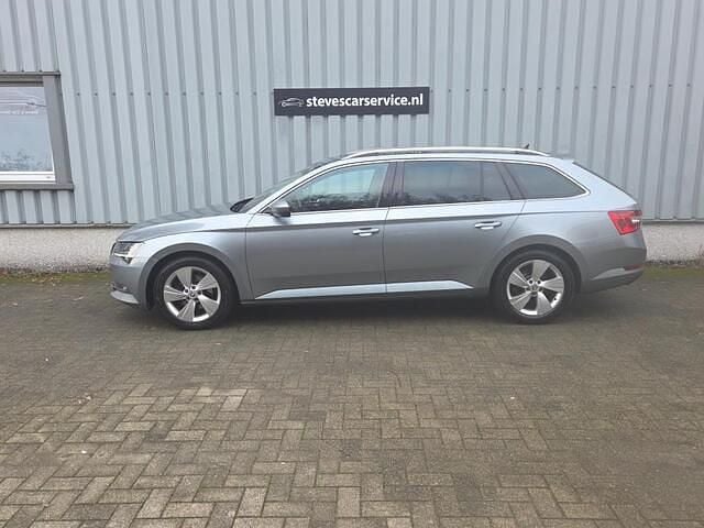 Grijs (metallic) Occasion 2016 Skoda Superb Business Line Stationwagen | € 10.950 (Eerlijke prijs) - Afbeelding 1/4