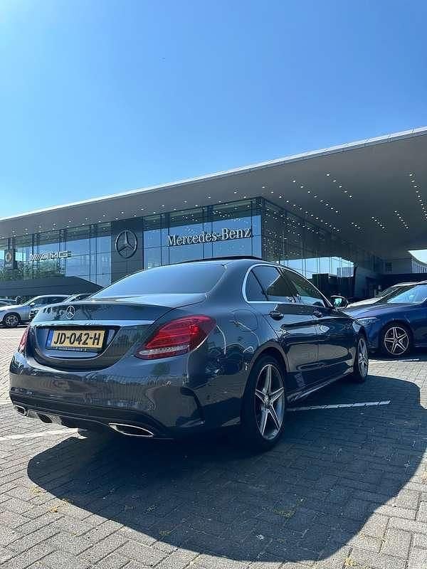 Grijs Gebruikt 2014 Mercedes C200 AMG Sedan | € 19.500 (Eerlijke prijs) - Afbeelding 1/4
