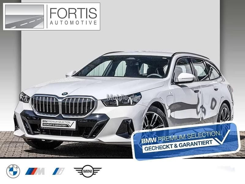 Wit Nieuw 2025 BMW 530e M Sport Stationwagen | € 62.895 (Super prijs) - Afbeelding 1/4