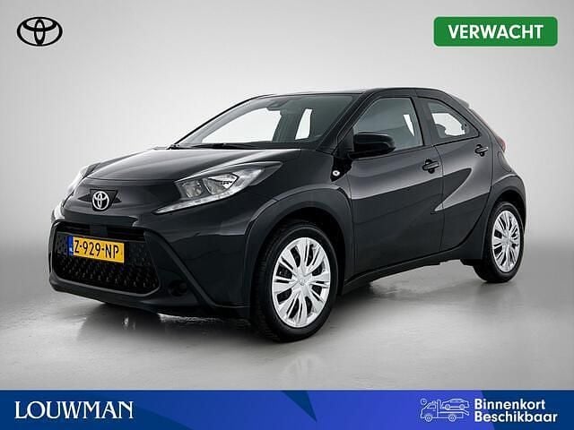 Zwart Gebruikt 2024 Toyota Aygo Play Hatchback | € 17.950 (Eerlijke prijs) - Afbeelding 1/4