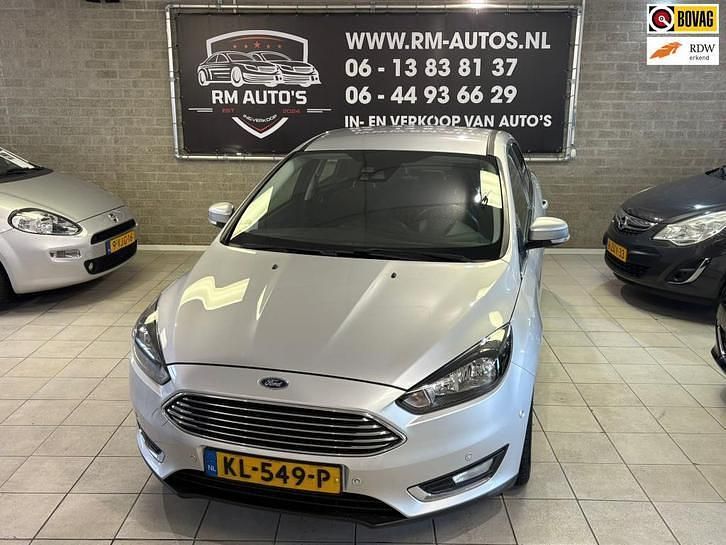 Grijs Occasion 2016 Ford Focus Titanium Sedan | € 6.999 (Goede deal) - Afbeelding 1/4