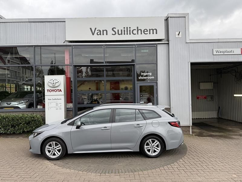 Grijs Gebruikt 2020 Toyota Corolla Active Stationwagen | € 18.390 (Eerlijke prijs) - Afbeelding 1/4