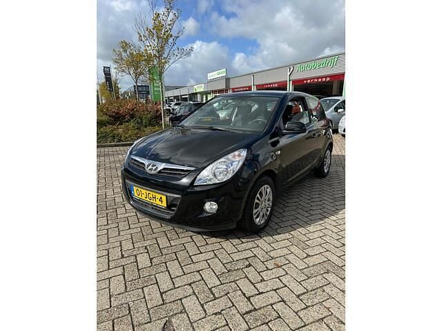 Zwart Occasion 2009 Hyundai i20 Hatchback | € 3.950 (Eerlijke prijs) - Afbeelding 1/4