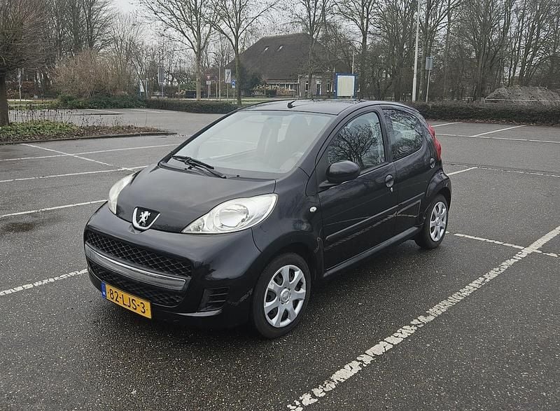 Zwart (metallic) Occasion 2010 Peugeot 107 Hatchback | € 1.950 (Goede deal) - Afbeelding 1/4