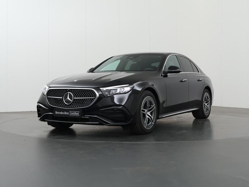 Zwart, metallic lak Gebruikt 2023 Mercedes E300 AMG line Sedan | € 59.850 (Eerlijke prijs) - Afbeelding 1/4