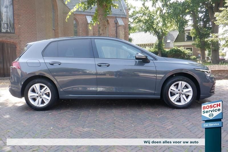 Grijs Gebruikt 2022 VW Golf VIII Business Hatchback | € 23.900 (Eerlijke prijs) - Afbeelding 1/4