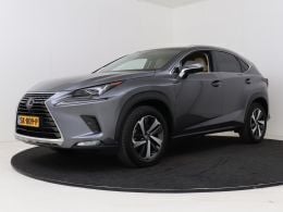 Mercury grey metallic (donker grijs metallic) Gebruikt 2023 Lexus NX300h President Line SUV | € 38.885 (Super prijs) - Afbeelding 1/4