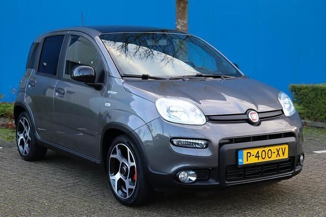 Grijs (metallic) Gebruikt 2022 Fiat Panda Sport Hatchback | € 13.950 (Iets duurder) - Afbeelding 1/4