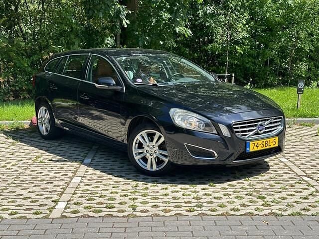 Zwart, metallic lak Gebruikt 2011 Volvo V60 Momentum Stationwagen | € 8.945 (Eerlijke prijs) - Afbeelding 1/4