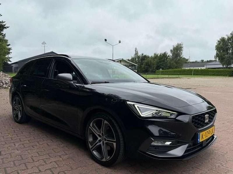 Zwart Gebruikt 2021 Seat Leon FR Stationwagen | € 18.900 (Goede deal) - Afbeelding 1/4