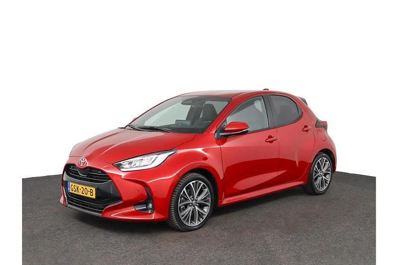 Rood Gebruikt 2024 Toyota Yaris Hybrid Executive Hatchback | € 28.450 (Eerlijke prijs) - Afbeelding 1/1