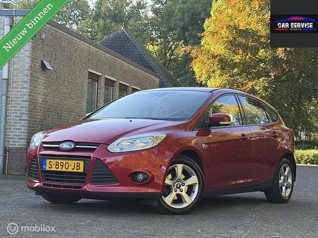 Rood Gebruikt 2014 Ford Focus Hatchback | € 5.499 (Eerlijke prijs) - Afbeelding 1/4