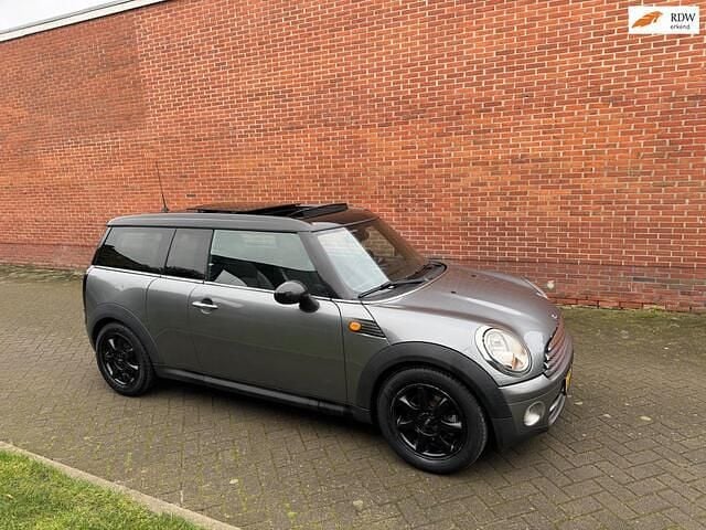 Grijs (metallic) Gebruikt 2010 Mini Cooper Clubman Pepper Stationwagen | € 2.950 - Afbeelding 1/4
