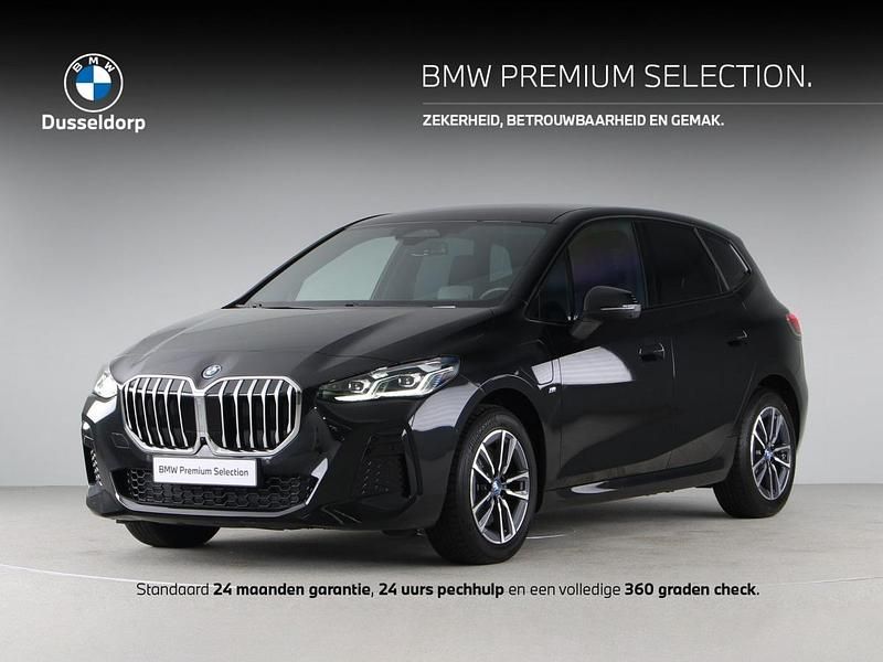 Saphirschwarz metallic (zwart metallic) Gebruikt 2025 BMW 230e Active Tourer Comfort Edition MPV | € 43.950 - Afbeelding 1/4