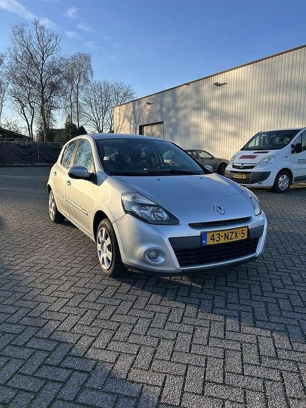 Grijs Gebruikt 2011 Renault Clio II Authentique Hatchback | € 3.499 (Eerlijke prijs) - Afbeelding 1/4