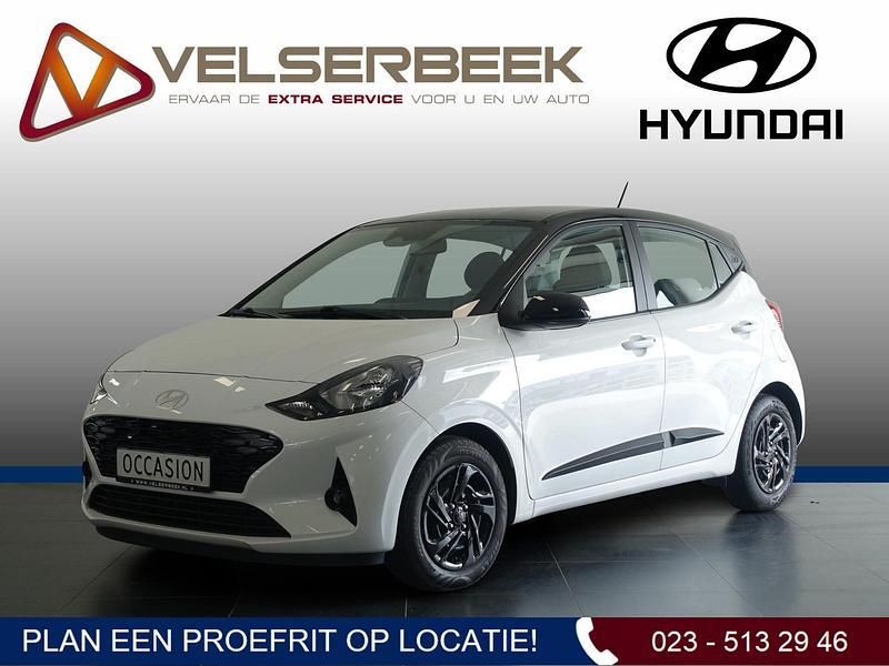 Wit Gebruikt 2023 Hyundai i10 Comfort Hatchback | € 16.945 (Eerlijke prijs) - Afbeelding 1/4
