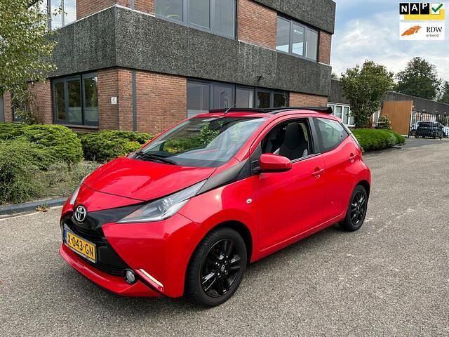 Rood Gebruikt 2016 Toyota Aygo X-cite Hatchback | € 8.950 (Iets duurder) - Afbeelding 1/4