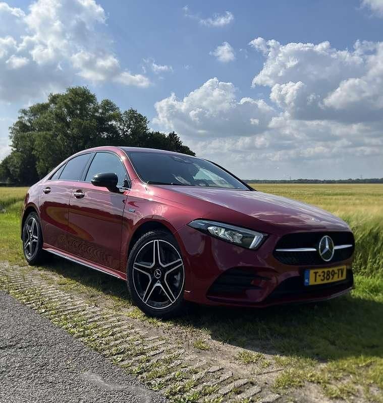 Rood Gebruikt 2020 Mercedes A250 Advantage Sedan | € 28.499 (Eerlijke prijs) - Afbeelding 1/4
