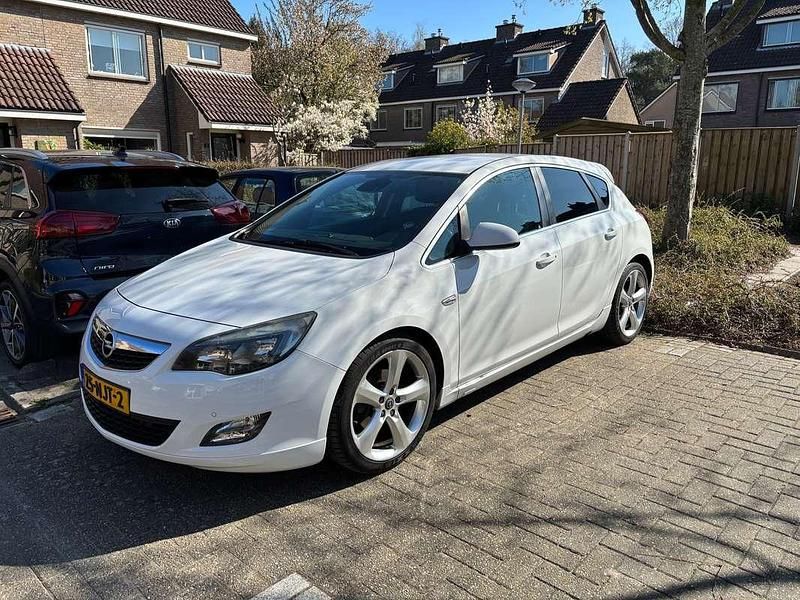 Wit Gebruikt 2010 Opel Astra Sport MPV | € 4.499 (Eerlijke prijs) - Afbeelding 1/4